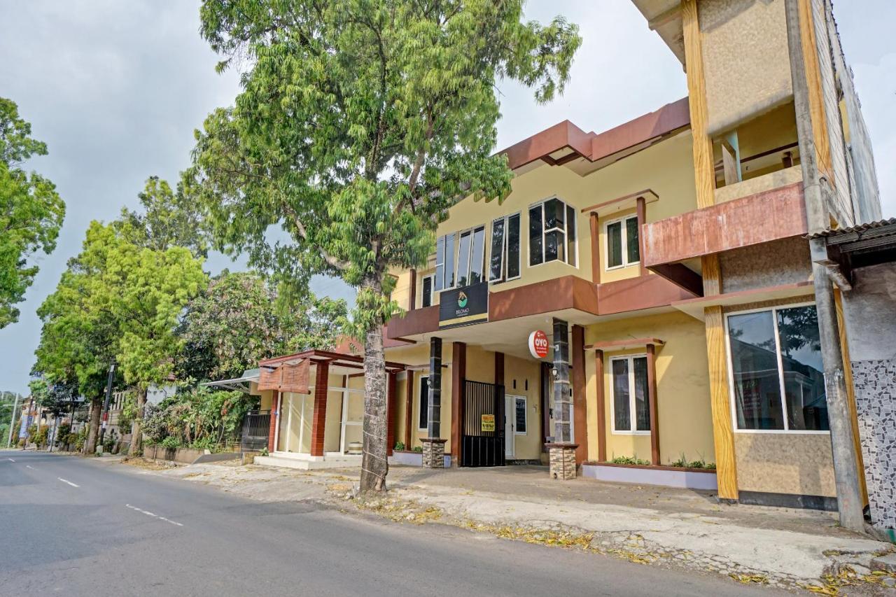Oyo 3298 Bromo Guest House Family Malang Exteriör bild