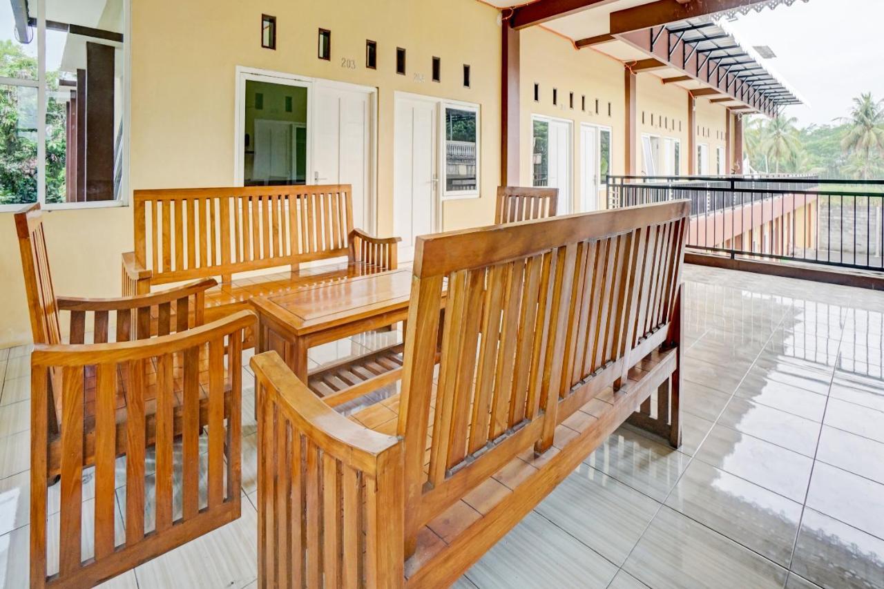 Oyo 3298 Bromo Guest House Family Malang Exteriör bild
