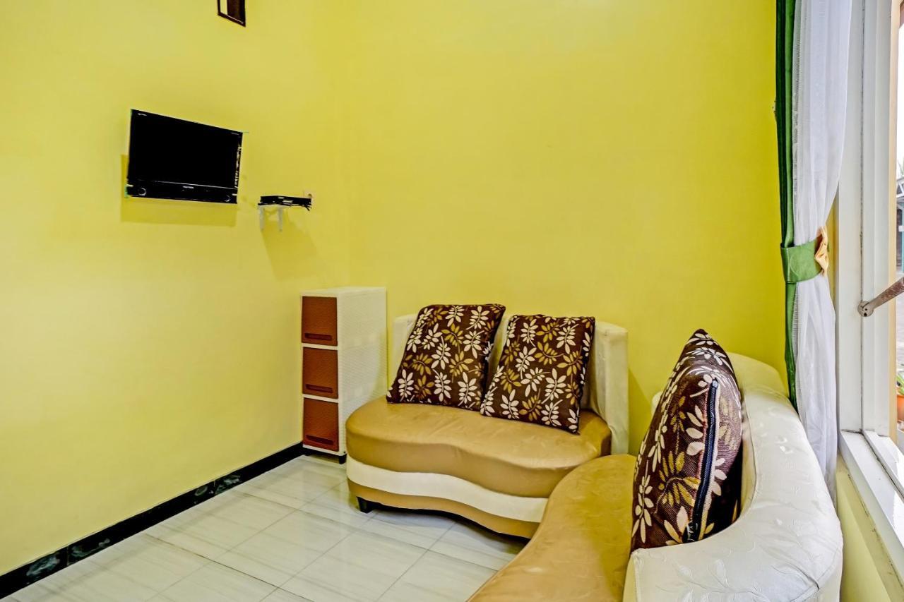 Oyo 3298 Bromo Guest House Family Malang Exteriör bild