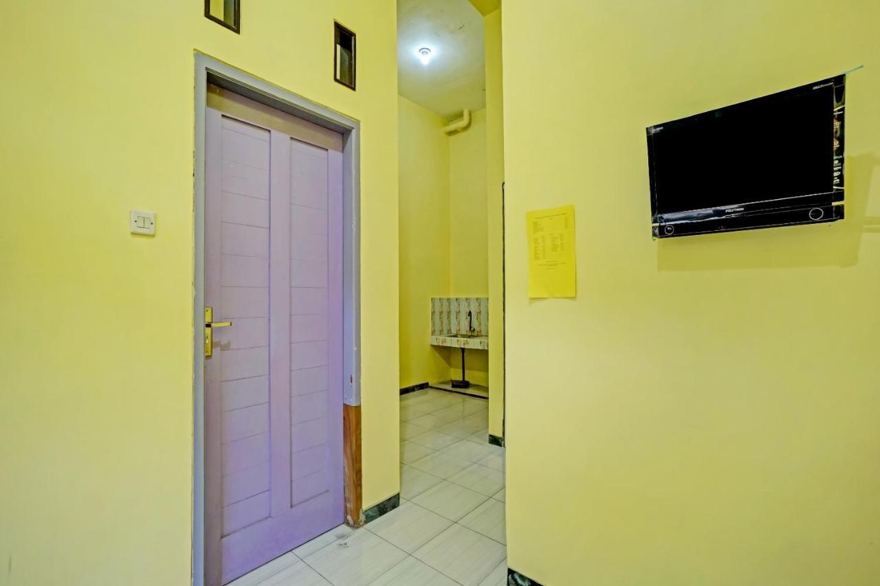 Oyo 3298 Bromo Guest House Family Malang Exteriör bild