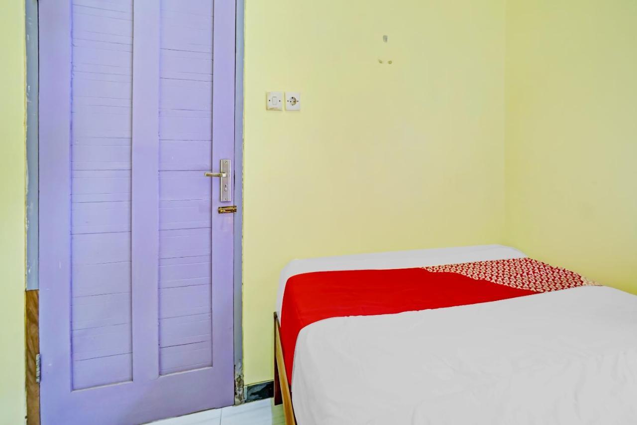 Oyo 3298 Bromo Guest House Family Malang Exteriör bild