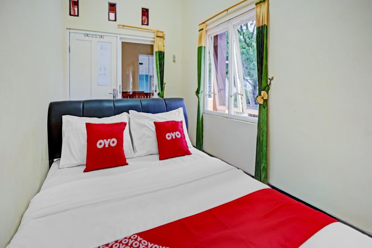 Oyo 3298 Bromo Guest House Family Malang Exteriör bild