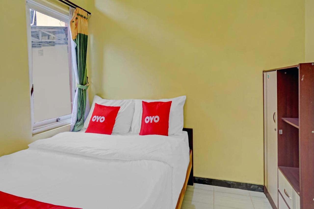 Oyo 3298 Bromo Guest House Family Malang Exteriör bild