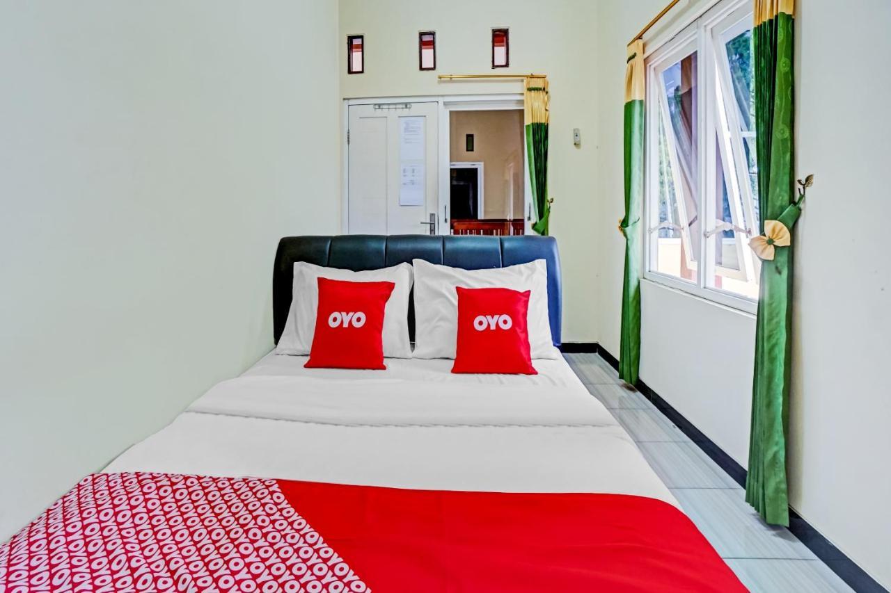 Oyo 3298 Bromo Guest House Family Malang Exteriör bild